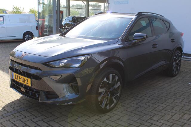 Cupra Formentor 1.5 TSI e-Hybrid VZ Performance 272pk | SoH 100% | Panorama dak | Elektrisch wegklapbare trekhaak | Stoel/stuur verwarming | Elektrisch verstelbare stoel met memory | 360° Camera | Elektrische kofferbakklep | Keyless entry/start | Adaptive cruise controle | Schakelflippers | Apple CarPlay/Android Auto | Draadloze telefoonlader | Climate controle | Navigatie | Sfeerverlichting