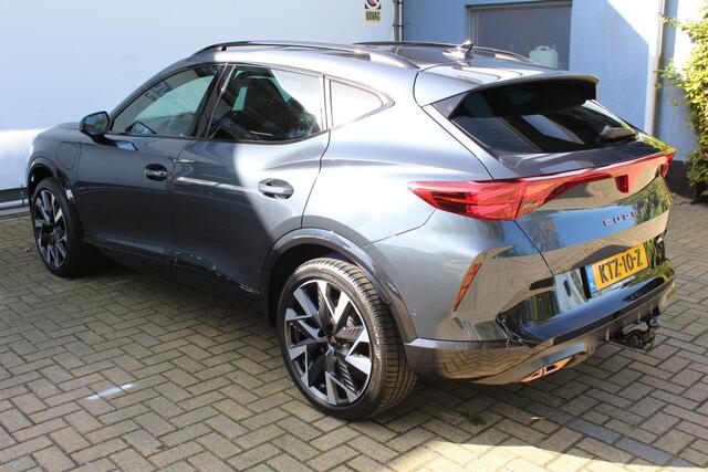Cupra Formentor 1.5 TSI e-Hybrid VZ Performance 272pk | SoH 100% | Panorama dak | Elektrisch wegklapbare trekhaak | Stoel/stuur verwarming | Elektrisch verstelbare stoel met memory | 360° Camera | Elektrische kofferbakklep | Keyless entry/start | Adaptive cruise controle | Schakelflippers | Apple CarPlay/Android Auto | Draadloze telefoonlader | Climate controle | Navigatie | Sfeerverlichting