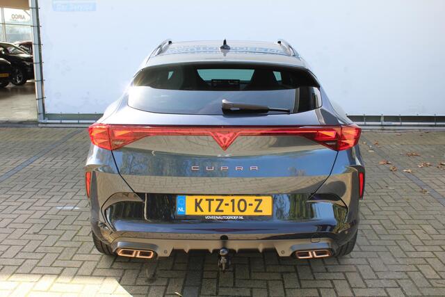 Cupra Formentor 1.5 TSI e-Hybrid VZ Performance 272pk | SoH 100% | Panorama dak | Elektrisch wegklapbare trekhaak | Stoel/stuur verwarming | Elektrisch verstelbare stoel met memory | 360° Camera | Elektrische kofferbakklep | Keyless entry/start | Adaptive cruise controle | Schakelflippers | Apple CarPlay/Android Auto | Draadloze telefoonlader | Climate controle | Navigatie | Sfeerverlichting