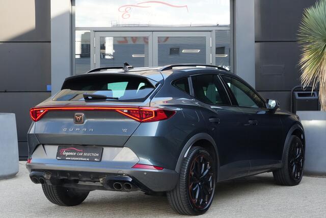 Cupra Formentor 2.0 TSI 4DRIVE VZ | 394pk | Carplay | Stoelverwarming | Camera | Leder Deze CUPRA Formentor is niet zomaar een sportieve SUV. Met zijn krachtige 2.0 TSI benzinemotor, 394 PK, 4Drive vierwielaandrijving en 7-traps automatische transmissie combineert hij indrukwek