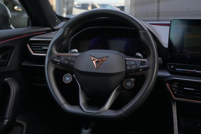 Cupra Formentor 2.0 TSI 4DRIVE VZ | 394pk | Carplay | Stoelverwarming | Camera | Leder Deze CUPRA Formentor is niet zomaar een sportieve SUV. Met zijn krachtige 2.0 TSI benzinemotor, 394 PK, 4Drive vierwielaandrijving en 7-traps automatische transmissie combineert hij indrukwek