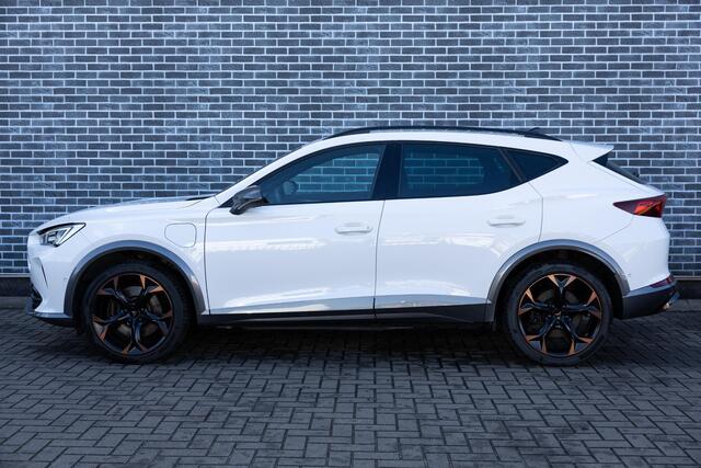 Cupra Formentor 1.4 e-Hybrid VZ Copper Edition | Achteruitrijcamera | Parkeersensoren | Keyless Entry | Elektrische Achterklep | Lichtmetalen Velgen 19 inch | Stoelverwarming | Cruise Control Adaptief | Dodehoekdetectie | Navigatie | Apple Carplay | Android Auto | Plug-in Hybrid (PHEV)