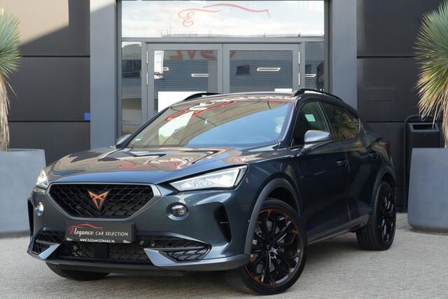 Cupra Formentor 2.0 TSI 4DRIVE VZ | 394pk | Carplay | Stoelverwarming | Camera | Leder Deze CUPRA Formentor is niet zomaar een sportieve SUV. Met zijn krachtige 2.0 TSI benzinemotor, 394 PK, 4Drive vierwielaandrijving en 7-traps automatische transmissie combineert hij indrukwek