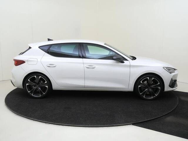 Cupra Leon 1.4 e-Hybrid VZ Performance | Cupra mode | Stoel- en stuurwielverwarming | Navigatie | Dodehoek detectie | Keyless | Sfeerverlichting | Elektrisch inklapbare buitenspiegels |