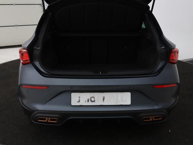 Cupra Leon 1.4 e-Hybrid VZ | 245pk | Stuurverwarming | Navigatie | Sfeerverlichting | Full LED | Keyless | Sportstoelen | Magnetic Tech Matt | PHEV