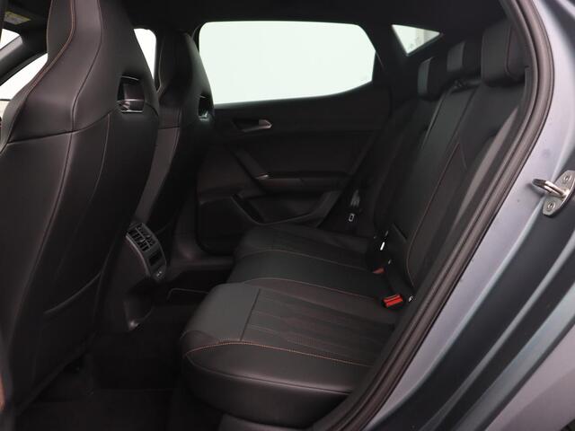 Cupra Leon 1.4 eHybrid | 245pk | Stoel & stuurverwarming | Carplay | Memory | Sfeerverlichting | Parkeerhulp | Navigatie | Keyless | Full LED | Sportstoelen | Magnetic Tech Matt | PHEV | Plug In