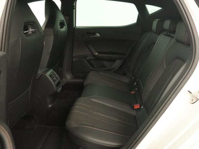 Cupra Leon 1.4 TSI eHybrid VZ | 245pk | Carplay | Navigatie | Sfeerverlichting | Keyless | Sportstoelen | Digital Cockpit | Parkeerhulp | PHEV | Plug In