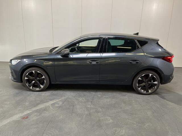 Cupra Leon 1.4 e-Hybrid Business / AUTOMAAT/ KEYLESS/ 3-ZONE CLIMA/ ADAPT. CRUISE/ LED/ DIGITAL DASH/ STOEL-STUUR VERWARM./ FULL LINK/ NAVI/ PARK. SENSOREN + CAMERA/ RIJ-MODI/ 18" LMV