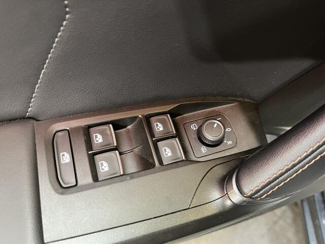 Cupra Leon 1.4 e-Hybrid Business / AUTOMAAT/ KEYLESS/ 3-ZONE CLIMA/ ADAPT. CRUISE/ LED/ DIGITAL DASH/ STOEL-STUUR VERWARM./ FULL LINK/ NAVI/ PARK. SENSOREN + CAMERA/ RIJ-MODI/ 18" LMV