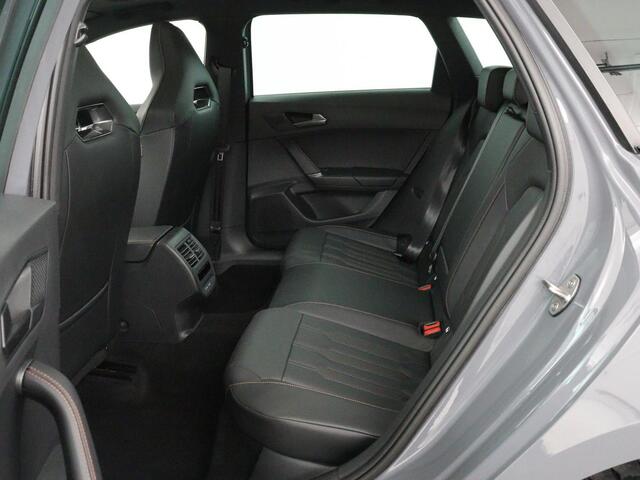 Cupra Leon 1.4 eHybrid | Panoramadak | Stoelverwarming | Leder | Carplay | Adaptive cruise | Camera | Navigatie | Park Assist | Sportstoelen | Full LED | Sfeerverlichting | PHEV | Plug In