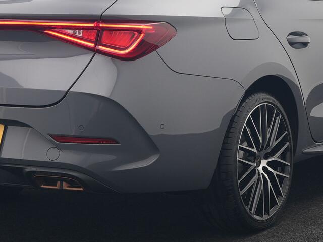 Cupra Leon 1.4 e-Hybrid VZ Copper Edition Plug In Hybrid 245pk Dealer O.H PHEV | Panodak | Adaptive Cruise | Sportstoelen Memory & Verwarmd | Sfeerverlichting | Apple Carplay | Blis | Keyless | Stuur Verwarmd | Navigatie | Virtual | DAB |