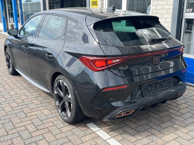 Cupra Leon 1.4 e-Hybrid Performance / AUTOMAAT/ ACC/ DODEHOEK/ PARK.SENSOREN V+A/ CAMERA/ STUUR+STOELVERWARM./ KEYLESS/ DIGITAL DASH/ RIJ-MODI/ DAB/ NAVI/ CLIMA/ LED/ 18'' LMV