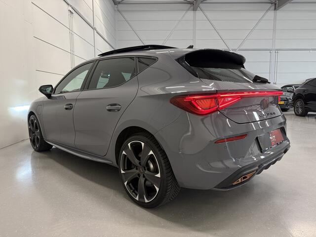 Cupra Leon 1.4 e-Hybrid VZ Copper Edition 25.893KM/PANO/SFEER/LED/ACC/ADAPTIVE-ONDERSTEL/CARPLAY/KEYLESS/KUIPSTOELEN/19"/PRIVACY/GRAPHENGRAU/ABSOLUTE NIEUWSTAAT