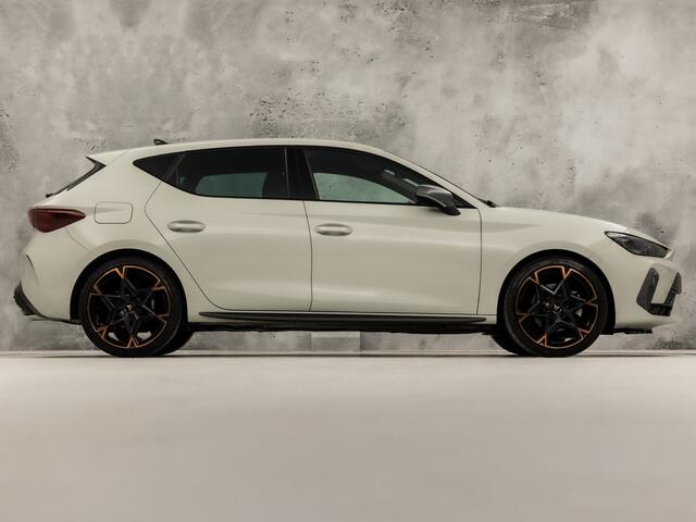 Cupra Leon 1.5 TSI Sport 150Pk Automaat (APPLE CARPLAY, GROOT NAVI, KUIPSTOELEN, SENNHEISER AUDIO, CAMERA, STUUR/STOELVERWARMING, GETINT GLAS, NIEUWSTAAT)