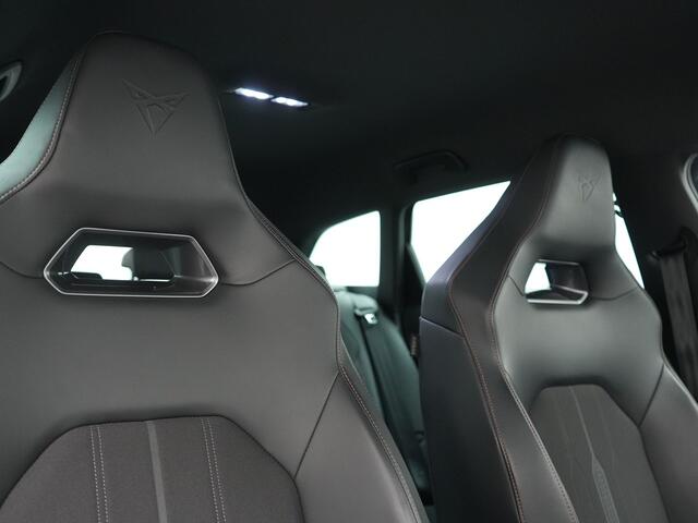 Cupra Leon 1.4 e-Hybrid PHEV 245pk Dealer O.H | Trekhaak | Adaptive Cruise | Sportstoelen & Stuur Verwarmd | Apple Carplay | Sfeerverlichting | Keyless | Virtual | Navigatie | DAB | 19"L.M |