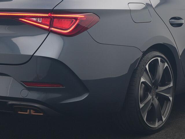 Cupra Leon 1.4 e-Hybrid PHEV 245pk Dealer O.H | Trekhaak | Adaptive Cruise | Sportstoelen & Stuur Verwarmd | Apple Carplay | Sfeerverlichting | Keyless | Virtual | Navigatie | DAB | 19"L.M |