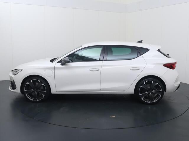 Cupra Leon 1.4 e-Hybrid VZ Business | 245 PK | SoH 86% | Adaptive Cruise Control | Achteruitrijcamera | Climate control | Dodehoek detectie | Keyless Entry | LED verlichting | Navigatiesysteem | Draadloze telefoonlader | Sfeerverlichting | Stuur- & Stoelverwarming | Parkeersensoren | Apple Carplay / Android Auto |