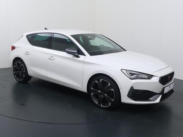 Cupra Leon 1.4 e-Hybrid VZ Business | 245 PK | SoH 86% | Adaptive Cruise Control | Achteruitrijcamera | Climate control | Dodehoek detectie | Keyless Entry | LED verlichting | Navigatiesysteem | Draadloze telefoonlader | Sfeerverlichting | Stuur- & Stoelverwarming | Parkeersensoren | Apple Carplay / Android Auto |