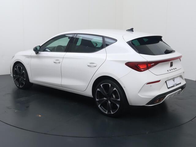 Cupra Leon 1.4 e-Hybrid VZ Business | 245 PK | SoH 86% | Adaptive Cruise Control | Achteruitrijcamera | Climate control | Dodehoek detectie | Keyless Entry | LED verlichting | Navigatiesysteem | Draadloze telefoonlader | Sfeerverlichting | Stuur- & Stoelverwarming | Parkeersensoren | Apple Carplay / Android Auto |