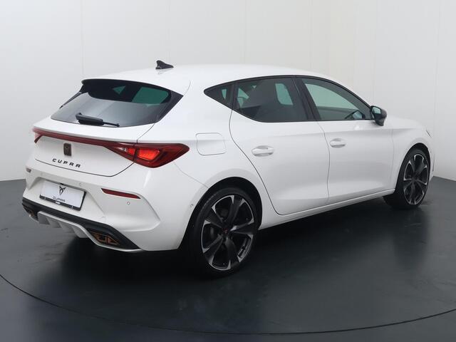 Cupra Leon 1.4 e-Hybrid VZ Business | 245 PK | SoH 86% | Adaptive Cruise Control | Achteruitrijcamera | Climate control | Dodehoek detectie | Keyless Entry | LED verlichting | Navigatiesysteem | Draadloze telefoonlader | Sfeerverlichting | Stuur- & Stoelverwarming | Parkeersensoren | Apple Carplay / Android Auto |