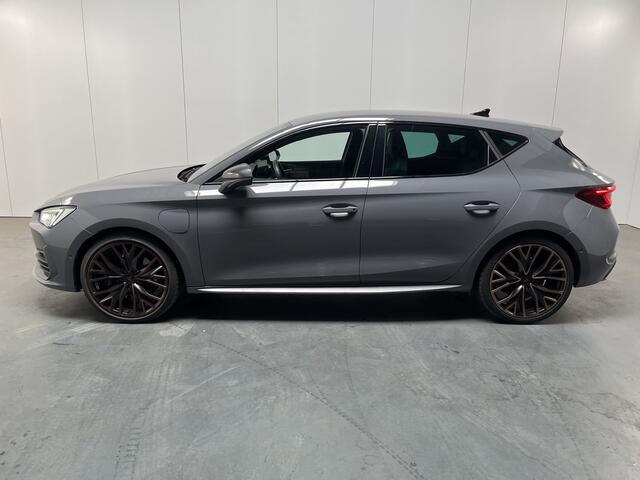 Cupra Leon 1.4 e-Hybrid VZ Performance / AUTOMAAT/ 245 PK/ PARK.SENSOREN V+A/ CAMERA/ ACC/ STUUR+STOELVERWARM./ DODEHOEK/ KEYLESS/ DIGITAL DASH/ RIJ-MODI/ NAVI/ DAB/ CLIMA/ LED/ 19'' LMV