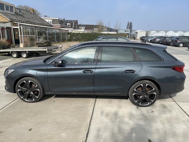 Cupra Leon Sportstourer 1.4 e-Hybrid VZ Performance / AUTOMAAT/ 245PK/ 19" LMV/ KEYLESS/ CLIMA/ NAVI/ DAB/ RIJ-MODI/ BLUETOOTH/ FULL LINK/ PARK. SENSOREN + CAMERA/ STUUR-STOEL VERWARM./ MATRIX