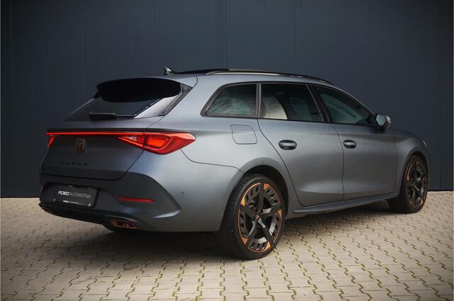 Cupra Leon Sportstourer 1.4 e-Hybrid VZ Copper Edition | Mat Grijs | Panoramadak | Memory Seat | Kuipstoelen | Camera | Keyless | Stoelverwarming | Stuurverwarming | Sportstuur | Adaptive Cruise Control | Ambiance Verlichting | Virtual | Uniek |