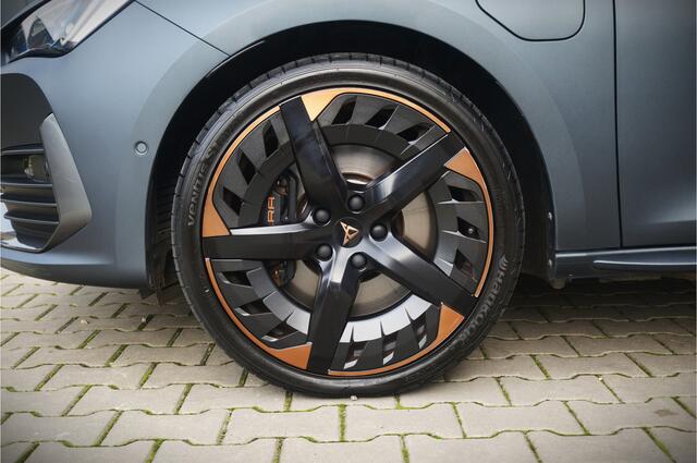 Cupra Leon Sportstourer 1.4 e-Hybrid VZ Copper Edition | Mat Grijs | Panoramadak | Memory Seat | Kuipstoelen | Camera | Keyless | Stoelverwarming | Stuurverwarming | Sportstuur | Adaptive Cruise Control | Ambiance Verlichting | Virtual | Uniek |