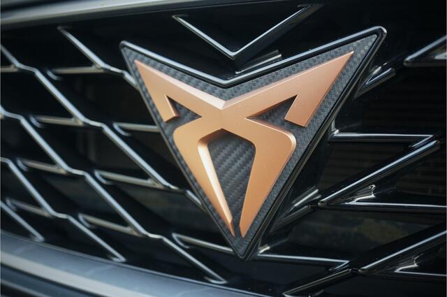Cupra Leon Sportstourer 1.4 e-Hybrid VZ Copper Edition | Mat Grijs | Panoramadak | Memory Seat | Kuipstoelen | Camera | Keyless | Stoelverwarming | Stuurverwarming | Sportstuur | Adaptive Cruise Control | Ambiance Verlichting | Virtual | Uniek |