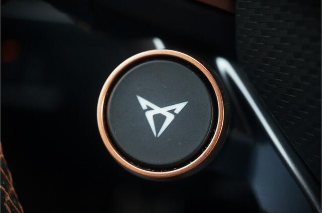 Cupra Leon Sportstourer 1.4 e-Hybrid VZ Copper Edition | Mat Grijs | Panoramadak | Memory Seat | Kuipstoelen | Camera | Keyless | Stoelverwarming | Stuurverwarming | Sportstuur | Adaptive Cruise Control | Ambiance Verlichting | Virtual | Uniek |