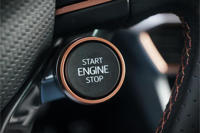Cupra Leon Sportstourer 1.4 e-Hybrid VZ Copper Edition | Mat Grijs | Panoramadak | Memory Seat | Kuipstoelen | Camera | Keyless | Stoelverwarming | Stuurverwarming | Sportstuur | Adaptive Cruise Control | Ambiance Verlichting | Virtual | Uniek |