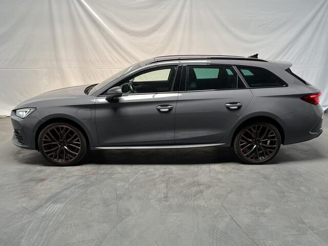 Cupra Leon Sportstourer 1.4 e-Hybrid VZ Performance / AUTOMAAT/ 245 PK/ PANO/ CAMERA/ PARK. SENSOREN/ DCC/ STOEL-STUURVERWARM./ MATRIX/ KEYLESS/ ADAPT. CRUISE/ APP-CONNECT/ NAVI/ CLIMA/ DAB/ 19" LMV