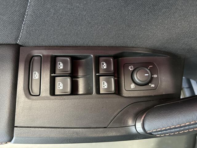 Cupra Leon Sportstourer 1.5 Tsi 204pk DSG e-Hybrid Business · Apple/Android Car Play · Camera · Elek. Trekhaak · Elek. Achterklep · Sfeerverlichting · 18'' Inch · Garantie t/m 11-06-2028 of 90.000km