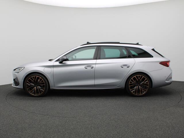 Cupra Leon Sportstourer 1.4 e-Hybrid VZ Performance 245PK DSG Black Edition, Pano-Schuifdak, Adaptieve Cruise Controle, Trekhaak, Side Assist, Achteruitrijcamera, Navi, Keyless, Stoel-Stuurverwarming, 19" LM Copper Velgen