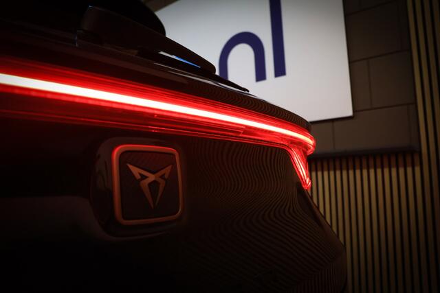 Cupra Leon Sportstourer 1.4 e-Hybrid Business LED/Keyless/Camera/Virtual Cockpit/DCC/ACC/18"