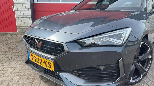 Cupra Leon Sportstourer 1.4 e-Hybrid VZ Business SOH 95% / SFEER / FULL LED / KEYLESS / STOELVERW / STUURVERW / TREKHAAK / CAMERA