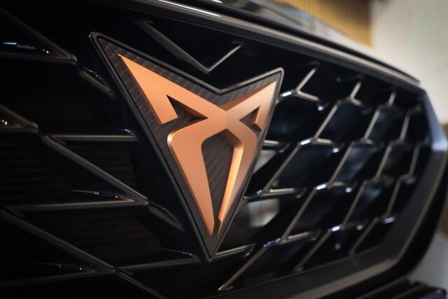 Cupra Leon Sportstourer 1.4 e-Hybrid Business LED/Keyless/Camera/Trekhaak wegklapbaar/ACC/18"