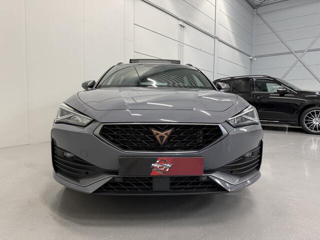 Cupra Leon Sportstourer 1.4 e-Hybrid VZ Copper Edit. PANO/19"/KUIPSTOELEN/CAMERA/STUURKNOPPEN/SFEER/ACC/KEYLESS/DRIVE-PROFILE/CARPLAY/STOEL+STUURVERW/ELECTR.A.KLEP/GRAPHENGRAU/VOLLEDIG CUPRA DEALER HISTORIE INCL OH BEURT