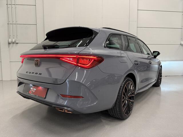 Cupra Leon Sportstourer 1.4 e-Hybrid VZ Copper Edit. PANO/19"/KUIPSTOELEN/CAMERA/STUURKNOPPEN/SFEER/ACC/KEYLESS/DRIVE-PROFILE/CARPLAY/STOEL+STUURVERW/ELECTR.A.KLEP/GRAPHENGRAU/VOLLEDIG CUPRA DEALER HISTORIE INCL OH BEURT