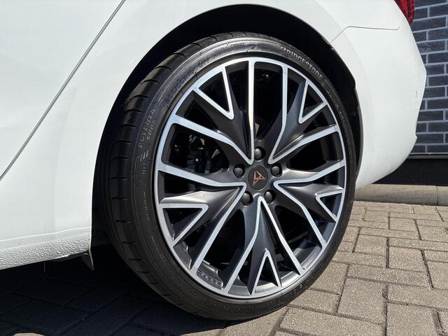 Cupra Leon Sportstourer 1.4 e-Hybrid VZ Performance | Plug-in Hybrid (PHEV) | Achteruitrijcamera | Parkeersensoren | Beats Audio | Cruise Control Adaptief | Keyless Entry | Elektrische Achterklep | Stoelverwarming | Navigatie | Apple Carplay | Android Auto | Lichtmetalen Velgen 19 inch | Alarm