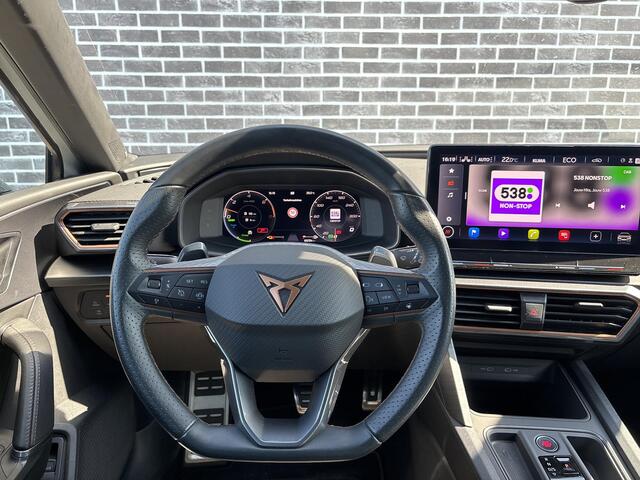 Cupra Leon Sportstourer 1.4 e-Hybrid VZ Performance | Plug-in Hybrid (PHEV) | Achteruitrijcamera | Parkeersensoren | Beats Audio | Cruise Control Adaptief | Keyless Entry | Elektrische Achterklep | Stoelverwarming | Navigatie | Apple Carplay | Android Auto | Lichtmetalen Velgen 19 inch | Alarm