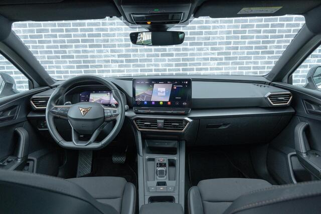 Cupra Leon Sportstourer 2.0 TSI | Achteruitrijcamera | Parkeerassistent | Keyless Entry | Elektrische Achterklep | Matrix LED Koplampen | Virtual Cockpit | Stoelverwarming | Lichtmetalen Velgen 18 inch | Cruise Control Adaptief | Dodehoekdetectie Navigatie | Apple Carplay | Android Auto