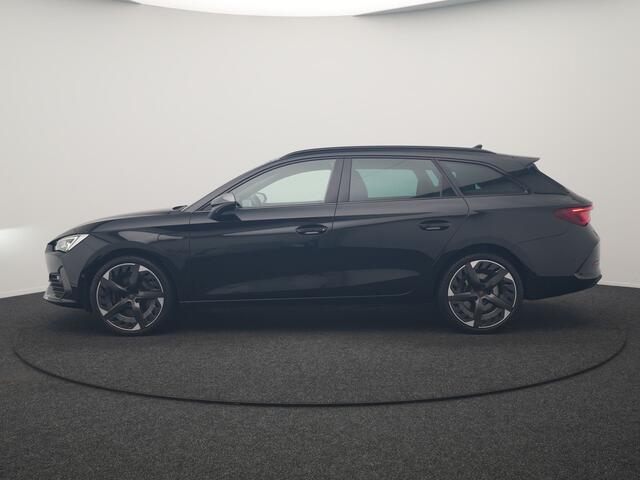 Cupra Leon Sportstourer 1.4 e-Hybrid VZ Adrenaline PHEV 245pk Dealer O.H | Trekhaak | Cruise Control | Sportstoelen & Stuur Verwarmd | Camera | Apple Carplay | Sfeerverlichting | Keyless | Virtual | Navigatie | DAB | 19"L.M