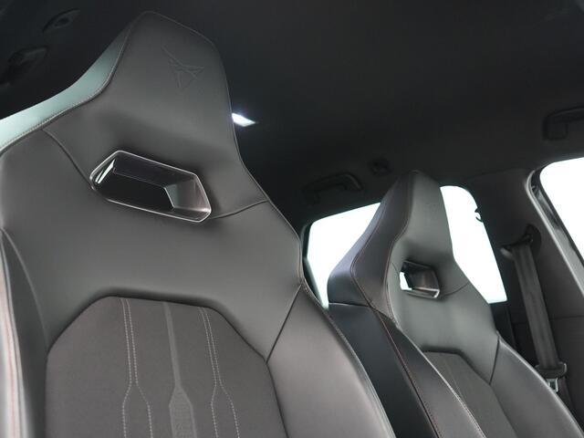 Cupra Leon Sportstourer 1.4 e-Hybrid VZ Adrenaline PHEV 245pk Dealer O.H | Trekhaak | Cruise Control | Sportstoelen & Stuur Verwarmd | Camera | Apple Carplay | Sfeerverlichting | Keyless | Virtual | Navigatie | DAB | 19"L.M