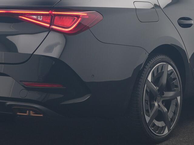 Cupra Leon Sportstourer 1.4 e-Hybrid VZ Adrenaline PHEV 245pk Dealer O.H | Trekhaak | Cruise Control | Sportstoelen & Stuur Verwarmd | Camera | Apple Carplay | Sfeerverlichting | Keyless | Virtual | Navigatie | DAB | 19"L.M