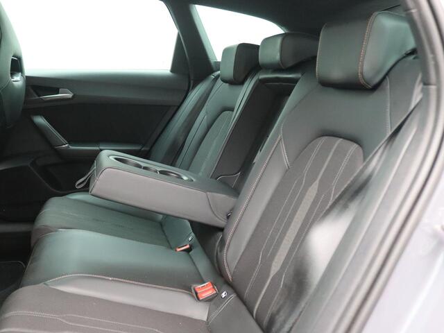 Cupra Leon Sportstourer 1.4 e-Hybrid VZ Adrenaline 245PK DSG Achteruitrijcamera, 19" LM Velgen, Stoel-Stuurverwarming, Elektr. Achterklep, Keyless, Navi