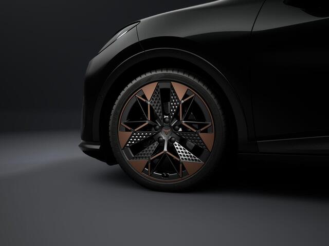 Cupra Raval Performance 56 kWh 211PK | 360 Camera | Elektrisch Verstelbare Stoelen | Verwarmbaar Stuurwiel & stoelen | Adaptieve Cruise Control | Keyless Entry | Panoramadak | Light & Sound Pakket |