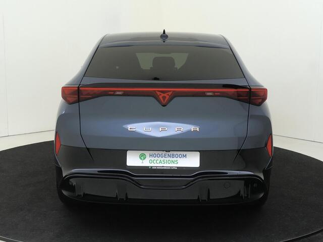 Cupra Tavascan Business 82 kWh | SoH 100% | Trekhaak | Achteruitrijcamera | 3-zone airco | Dodehoek detectie | Keyless | Adaptieve cruise control | CarPlay | Stoel- en stuurwielverwarming |