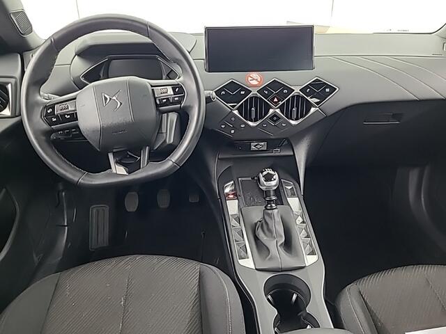 DS DS 3 CROSSBACK 1.2 PureTech Montmartre (101 PK) 1e-Eig. Keurig-Onderh. BOVAG-Garantie. NL-Auto. Navigatie/Apple-Carplay/Android-Auto, Cruisecontrol, Parkeersensoren, Airco, DAB, Lm-Velgen-17Inch, Privacy-Glas