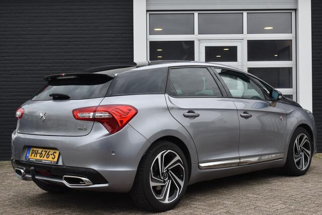 DS DS 5 THP 165pk Performance Line Automaat | Navigatiesysteem | Apple Carplay & Android Auto | Airco ECC | Afneembare Trekhaak (max aanhangergewicht 1400kg!) | Achteruitrijcamera | Parkeersensoren voor en achter | Dodehoek Detectie | Keyless | Panoramische panee